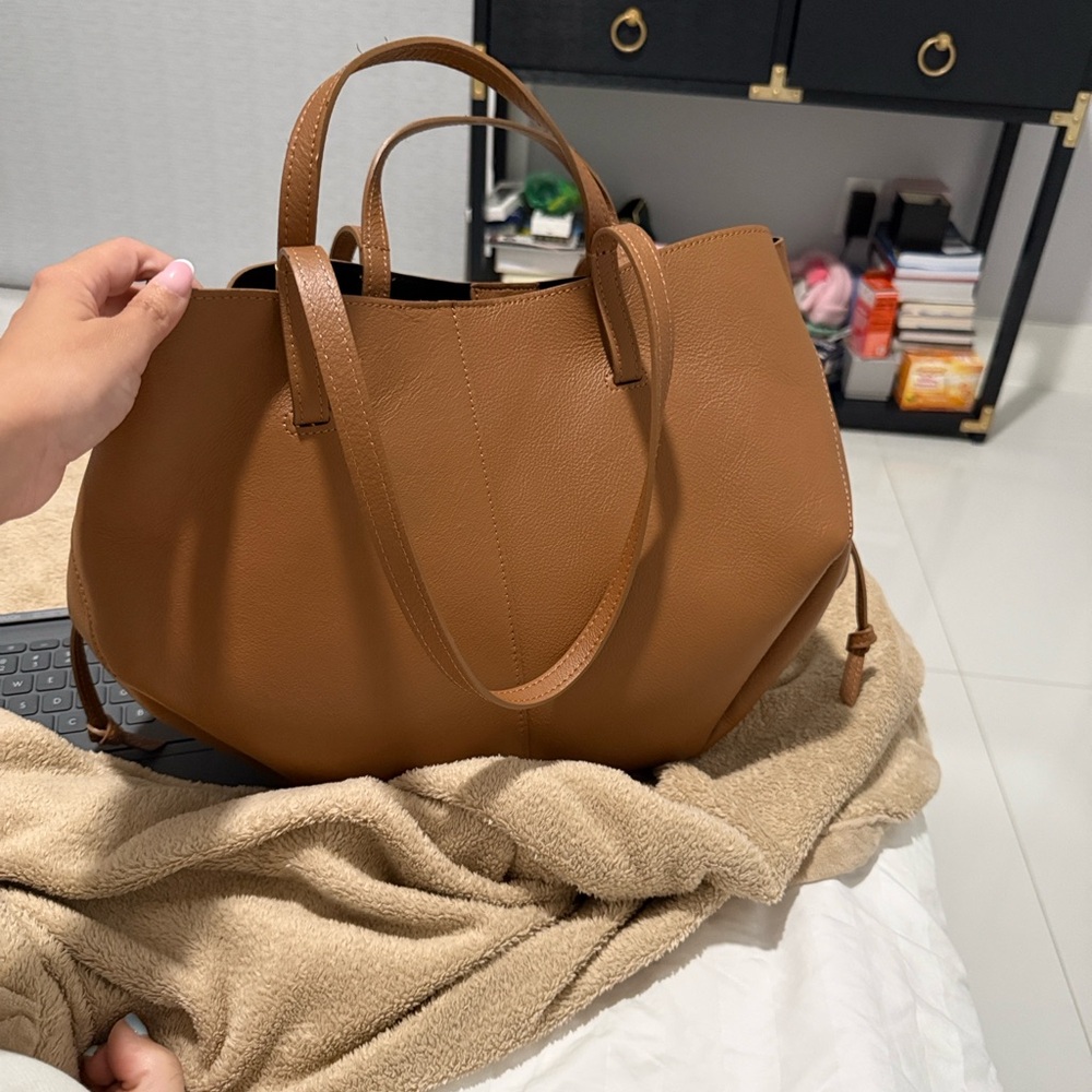 Elegant Tan Leather Tote Bag